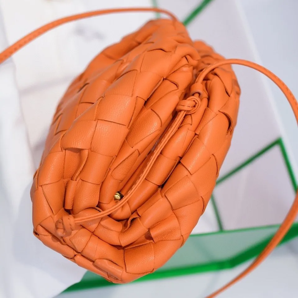Batch 1260 large grid weaving The pouch cloud bag is the first series designed by former Celine designer Daniel Lee after joining BV. The upper body is extremely ecstatic ~ fashionable and classy ~ elegant and concise, lazy and intellectual size: 23*13*8 [Little Cloud Rough Weave#]